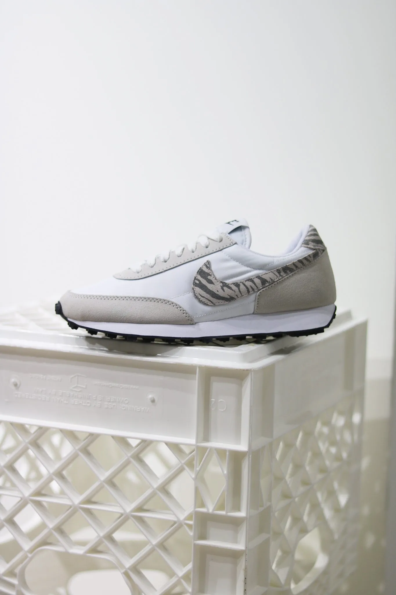 W NIKE DAY BREAK SE "WHITE/PARTICLE GREY"